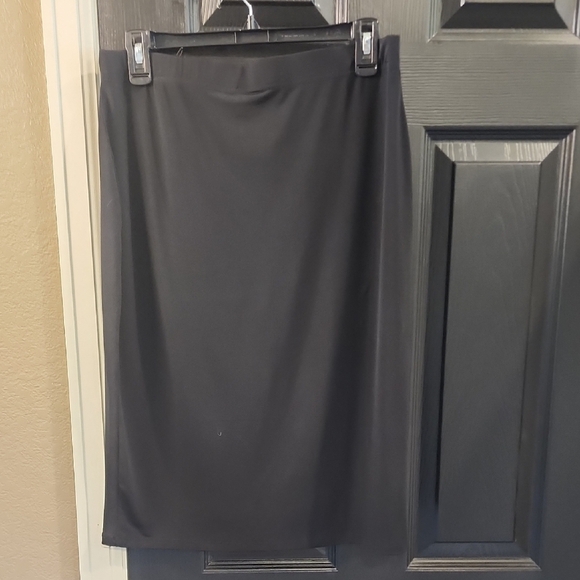 Elegant Black Skirt - Picture 3 of 3